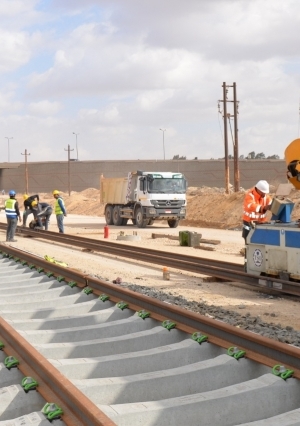 وزير النقل يتابع معدلات تنفيذ مشروعي القطار الكهربائي