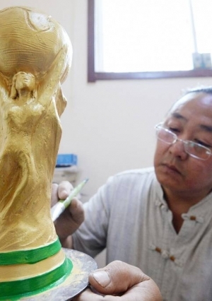 مزارع يصنع كأس العالم من "الفخار"