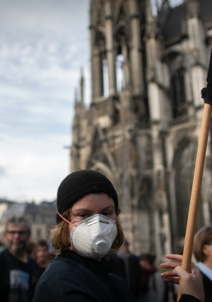 مظاهرة في فرنسا للتنديد بأصحاب مصنع لوبريزول