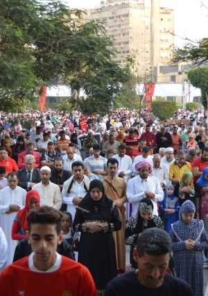 الآلاف يؤدون صلاة عيد الأضحى بمسجد مصطفى محمود
