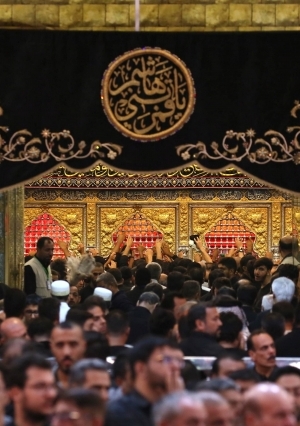 الشيعة العراقيون يجتمعون للصلاة في مسجد الإمام عباس في مدينة كربلاء