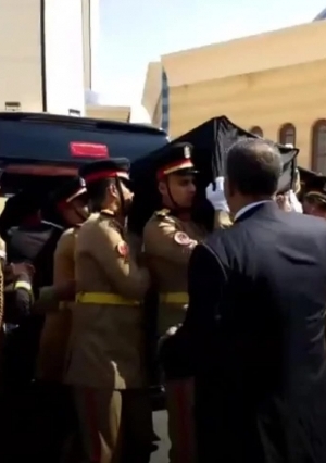 علاء وجمال مبارك يشيعون جنازة والدهم من مسجد المشير