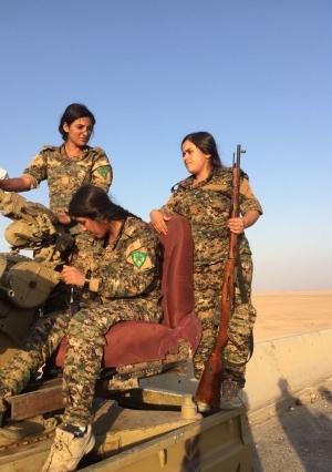 مقاتلات اليابجا.. مواجهة «داعش» بالرصاص والزغاريد