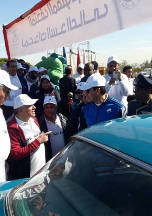 وزيرا الري والرياضة ومحافظ أسوان يستقلون سيارة " عبدالناصر" على السد العالي