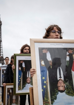 نشطاء بيئيون فرنسيون خلال مظاهرة للتنديد بتقاعس الحكومة ضد الاحتباس الحراري