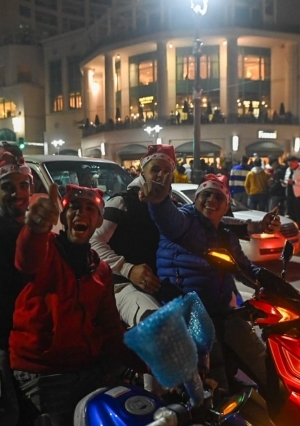 المئات يحتفلون برأس السنة في الإسكندرية