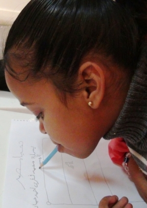 «بسملة».. الطفلة الأسوانية المعجزة تستخدم فمها فى الكتابة والرسم – تصوير عبدالله مشالي: