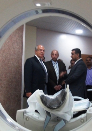 وزير التنمية المحلية يتفقد مستشفى أسوان العام ويحلل دم مقابل 35 جنيه