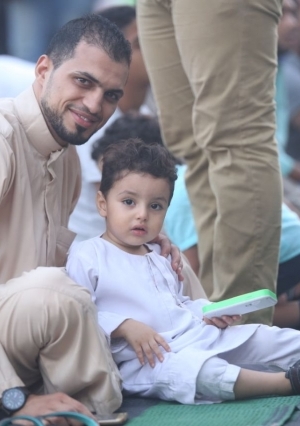 الأطفال والكبار يؤدون صلاة العيد بمسجد الصديق بـ"شيراتون"