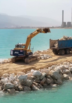 وزير النقل يتفقد مواقع العمل في مشروع استكمال أعمال تطوير ميناء العين السخنة