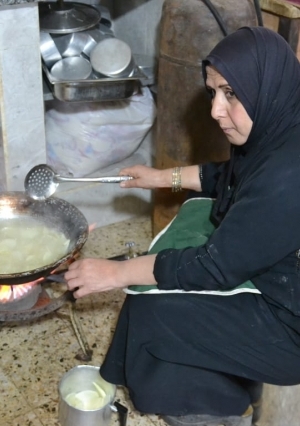 «مطبخ الخير».. مبادرة نسائية لإطعام الصائمين في المحلة