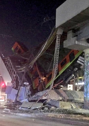 مقتل 13 شخصا جراء انهيار جسر بالتزامن مع مرور قطار فوقه في العاصمة المكسيكية