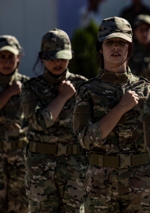 "سوريا الديمقراطية" تحتفل بتخريج نساء مقاتلات في شمال شرقي البلاد