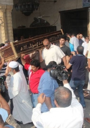 نجوم الفن يؤدون صلاة الجنازة على جثمان الفنان "محمد كامل" بمسجد السيدة نفيسة