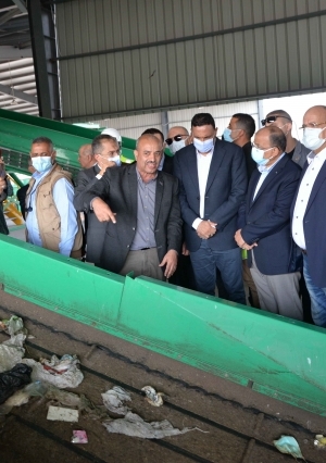 وزير التنمية المحلية ومحافظ الدقهلية يفتتحان أكبر مصنع لتدوير القمامة - تصوير سمير وحيد