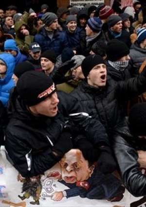 محتجون يلقون البيض والحجارة على السفارة التركية بموسكو