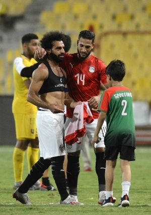 محمد صلاح يهدي قميصه إلى احد صبية الملعب