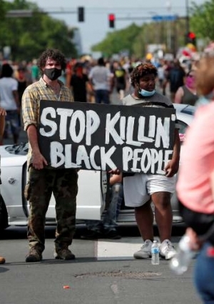 احتجاجات في أمريكا بعد مقتل مواطن أسود