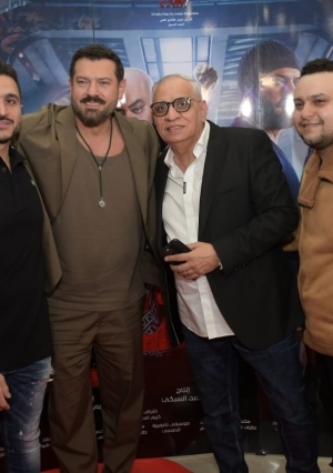 عمرو يوسف ويسرا ودينا الشربيني في العرض الخاص لفيلم "شقو"