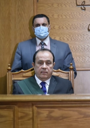 خروج محمود عزت وعبدالمنعم أبو الفتوح من قفص الاتهام أثناء محاكمتهم بالجنايات اليوم