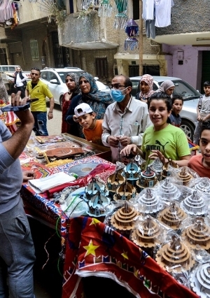 فرحة الأطفال بالفوانيس وتعليق زينة رمضان في الشوارع