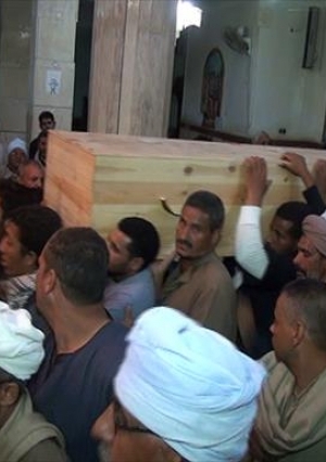 الآلاف من أبناء سوهاج يشيعون جثامين لشقيقين قتلا في "مصراتة" الليبية