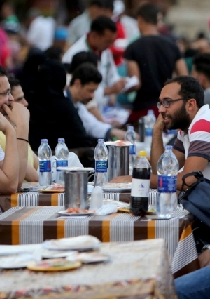 أجواء رمضان في «الحسين» وقت الإفطار