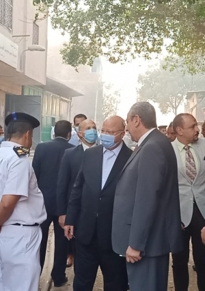 محافظ القاهرة يتفقد موقع حريق عزبة خير الله