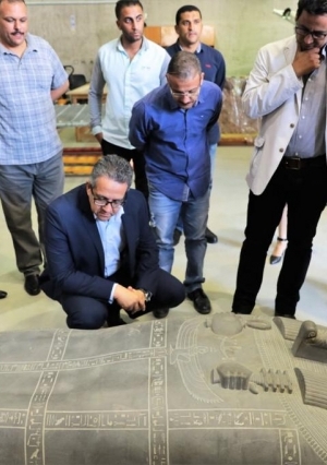 وزير الآثار يشهد وصول 10 قطع من مركب خوفو الثانية للمتحف المصري الكبير