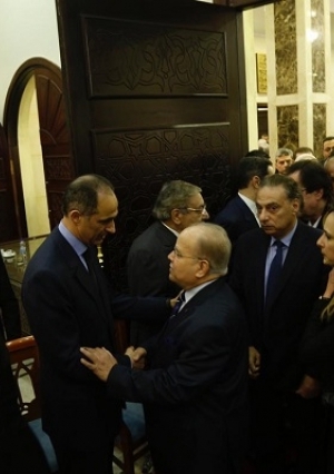 مشاركون في عزاء مبارك يستقبلون قذاف الدم وزيدان بـ"السيلفي"
