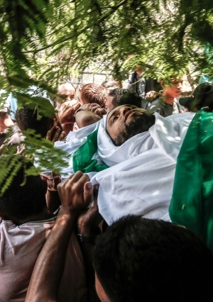 تشييع جثمان أحد ضحايا القصف الإسرائيلي على غزة