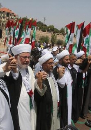 لبنانيون يحرقون علم إسرائيل في تظاهرة احتجاجية