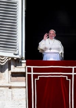 البابا فرانسيس يلوح للمصلين من نافذة القصر الرسولي المطل على ساحة القديس بطرس أثناء صلاة الملاك الأسبوعية
