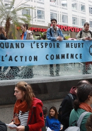 مظاهرة لحركة الناشطين البيئيين في مركز تسوق في باريس