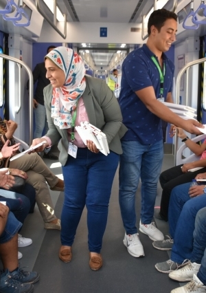 مجموعة طموحة من أصحاب الهمم وذويهم  ومسئولي "مبادرة مصر تستطيع" في زيارة  للقطار الكهربائي الخفيف LRT