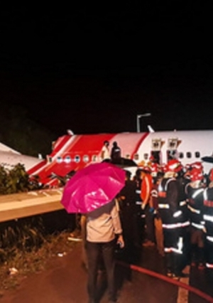آثار تحطم الطائرة الهندية في مطار كاليكوت الدولي