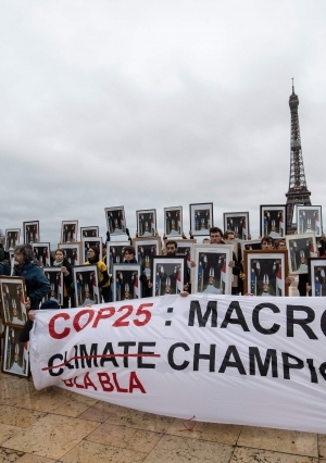 نشطاء بيئيون فرنسيون خلال مظاهرة للتنديد بتقاعس الحكومة ضد الاحتباس الحراري