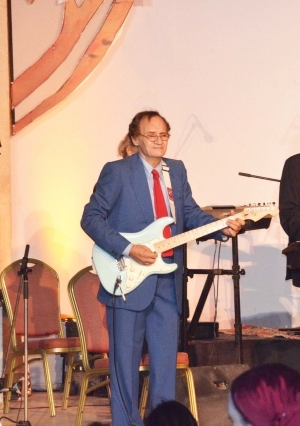 تألق عازف الجيتار إلهامي خورشيد بمجموعة من أغنيات أم كلثوم والعندليب بالأوبرا المصرية