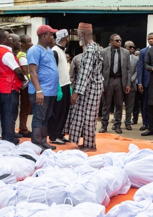 صلاة الجنازة على ضحايا حادث اندلاع حريق بإحدى مدارس العاصمة الليبيرية "مونروفيا"