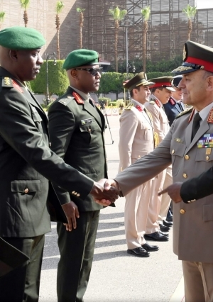 الفريق أسامة عسكر يلتقي رئيس أركان قوات الدفاع الرواندية