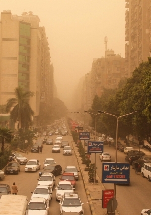 عواصف ترابية تجتاح القاهرة والجيزة.. والمواجهة بـ«الكمامات»