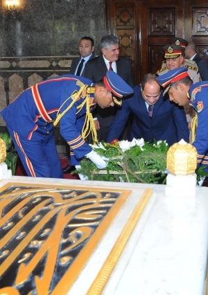 السيسي يضع الزهور على نصب "الجندي المجهول" وقبري السادات وعبدالناصر