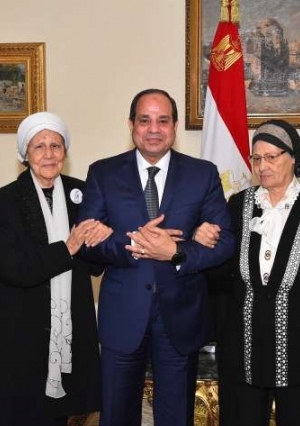 17 صورة ترصد استقبال السيسي لسيدتين تبرعتا لـ"تحيا مصر"