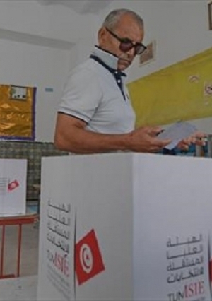 التونسيون يصوتون فى الجولة الثانية من الانتخابات الرئاسية