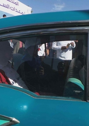وزيرا الري والرياضة ومحافظ أسوان يستقلون سيارة " عبدالناصر" على السد العالي