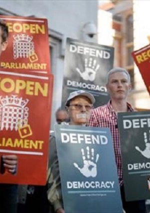 متظاهرون يحتجون خارج المحكمة العليا في وسط لندن في اليوم الأول من جلسة الاستماع الى مرافعات ضد قرار تعليق عمل البرلمان البريطانى