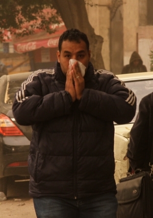عواصف ترابية تجتاح القاهرة والجيزة.. والمواجهة بـ«الكمامات»
