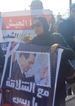 أنصار مبارك يهتفون باسمه من أمام مسجد المشير