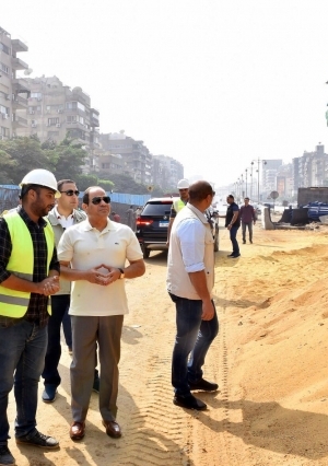 الرئيس يتفقد مشروعات الطرق والكباري بمصر الجديدة