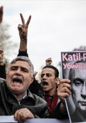 تظاهرات في اسطنبول ترفع لافتات "بوتين، القاتل!.. اخرج من سوريا"